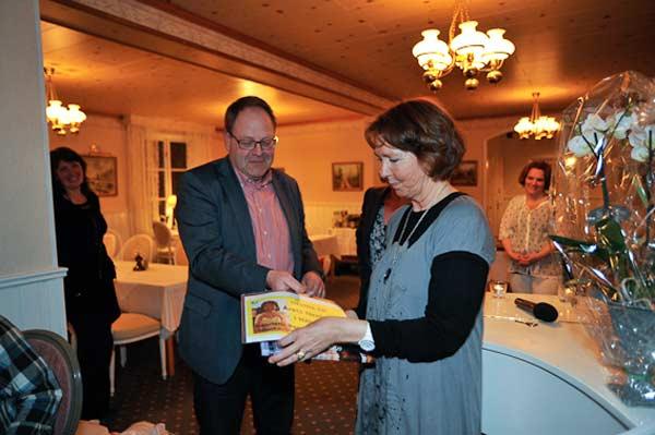 Per Andersson (Håbo Marknads AB) överlämnade tidigare i år utmärkelsen Årets företagare till Gabriella Bergman Ebbersten med företaget Svensk Vård & Kompetensutveckling