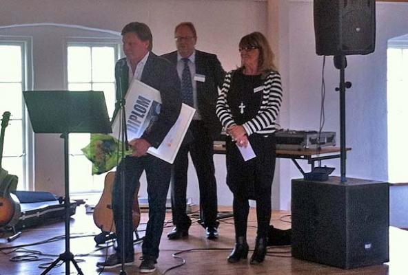 På bilden syns en av pristagarna, Lennart Kimby, tillsammans med Per Andersson (Håbo Marknads AB) och Agneta Hägglund (S), kommunalråd.: Foto: Attila Gal