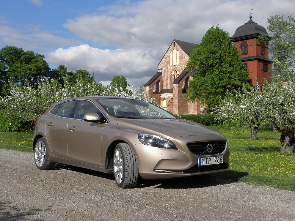 Bilen framför kyrkan | Foto: Tommy Hildorsson