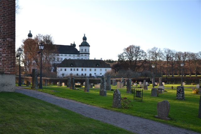 En grönskande kyrkby sista helgen i november
