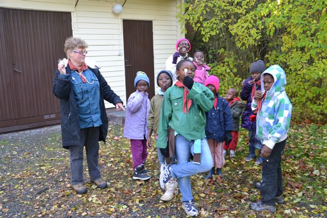 En grupp afrikanska barn har varit på skattjakt i skogen. Skatten var godisklubbor.