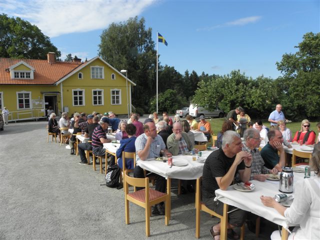 Besökarna tog plats vid de uppdukade borden utanför Häggebygården och lät sig väl smaka av den goda maten och lyssna till flöjtmusik av Mathea. | Foto: Tommy Hildorsson