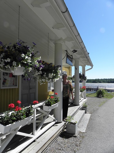 Majlen tar emot på Sjövillans veranda
