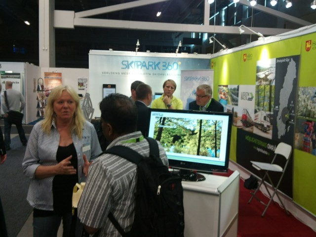 Många besökare vid kommunens och Skipark360:s monter i mässan i Göteborg.