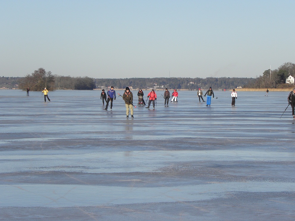 Mycket folk på isarna denna underbara söndag | Foto: Tommy Hildorsson