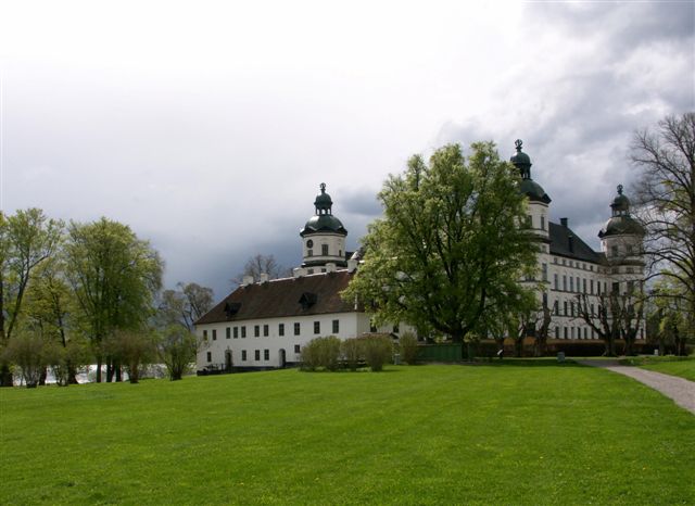 En sensommarbild på slottet och stenhuset
