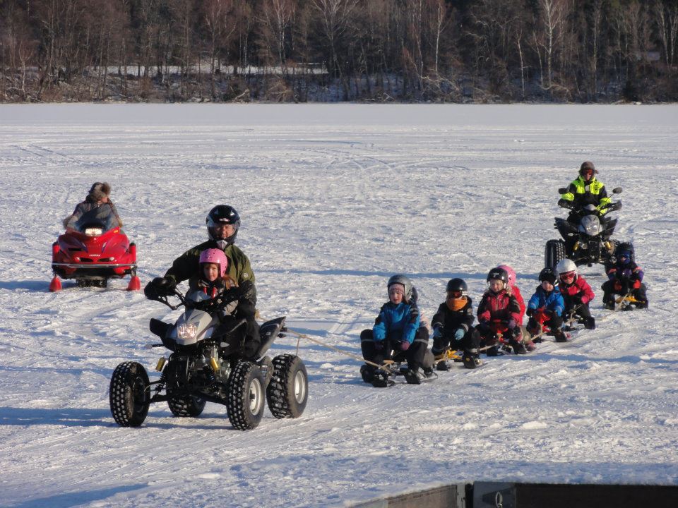 En underbar dag med Skoklsoter SK invid slottskogens badplats. Med grillning, skid, pulka och snowraceråkning samt glada barn och föräldrar.