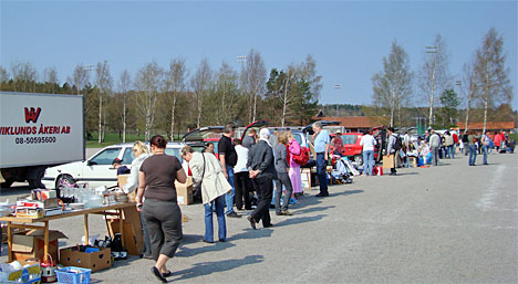 Röda Korsets bakluckeloppis (Arkivbild) 