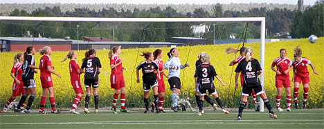 Håbo FF i deffensiv | Foto: Attila Gal (arkiv)