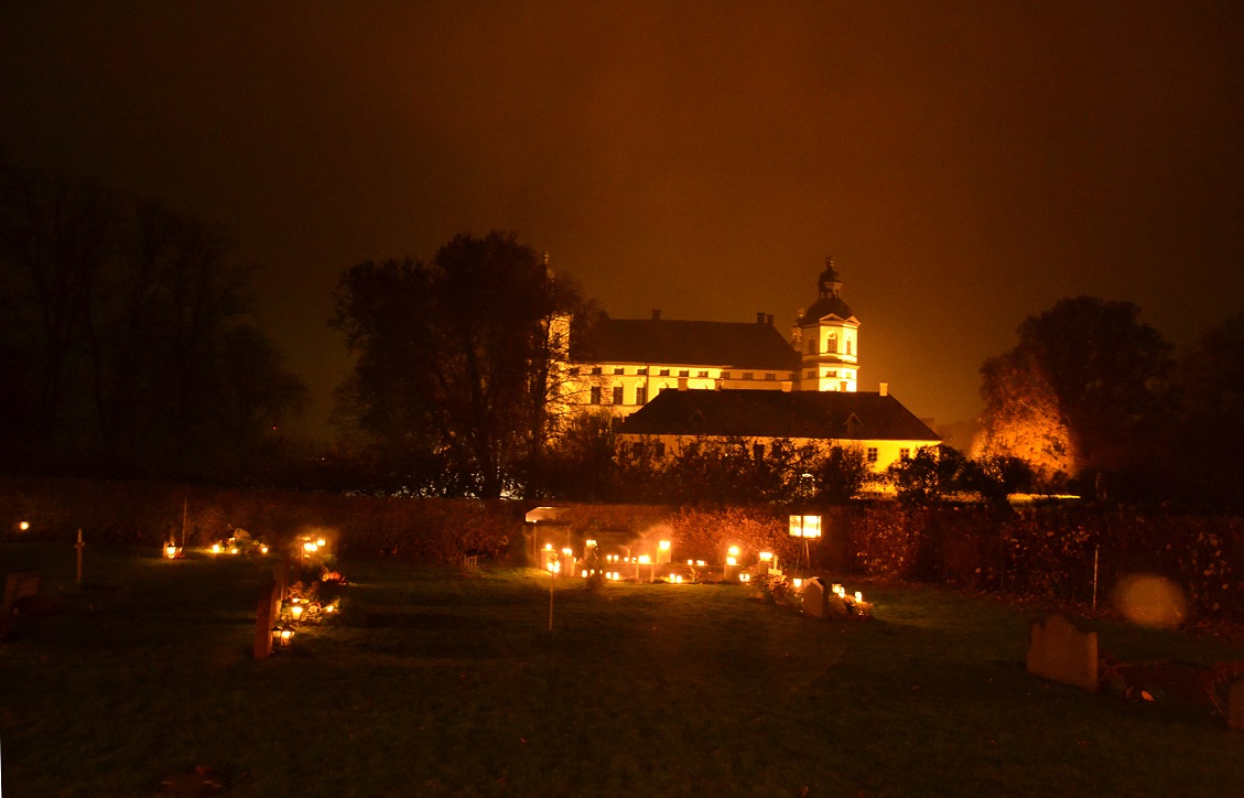 Tända ljus på kyrkogården vid Skoklosters kyrka | Foto: Tommy Hildorsson