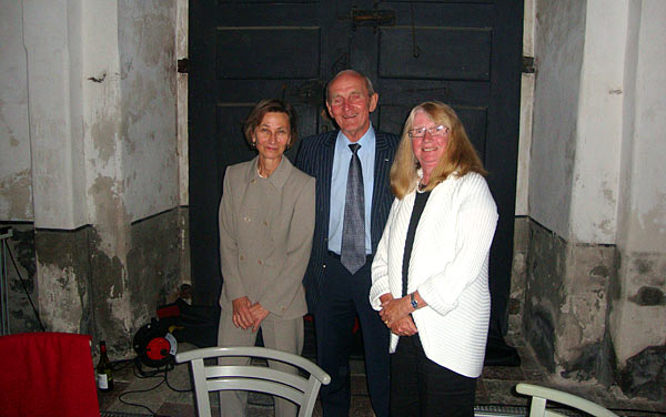 från vänster Elisabeth Westin Berg, bibliotekarie vid Skoklosters slott, Christer Nilsson, ordföranden i Skoklosters slotts vänförening och stipendiaten Ingrid Larsson Haglund