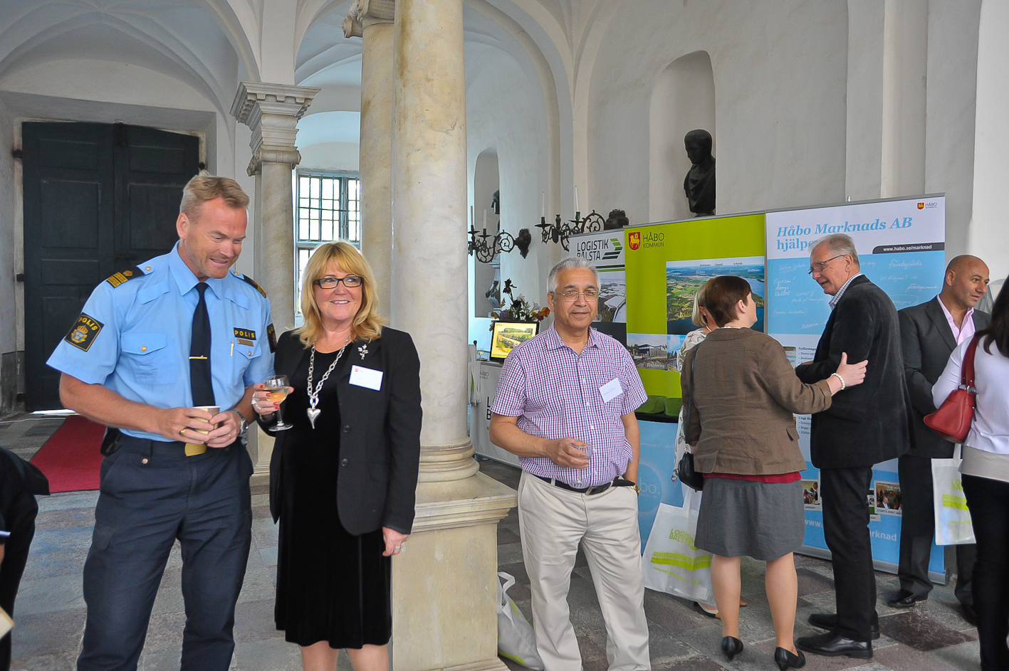 Närpolischef Michael Gustafson, kommunalråd Agneta Hägglund (S) samt Christian Ghaemi (MP)