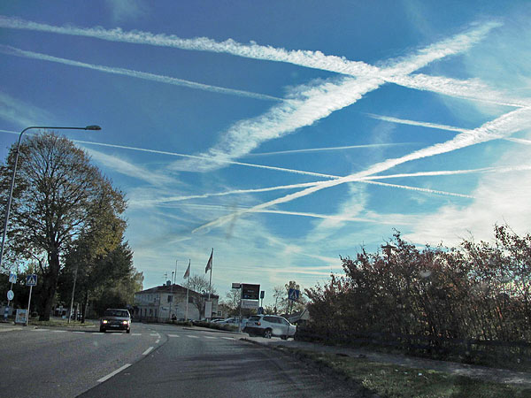 Avgasstreck på himlen | Foto: Siv Sköld