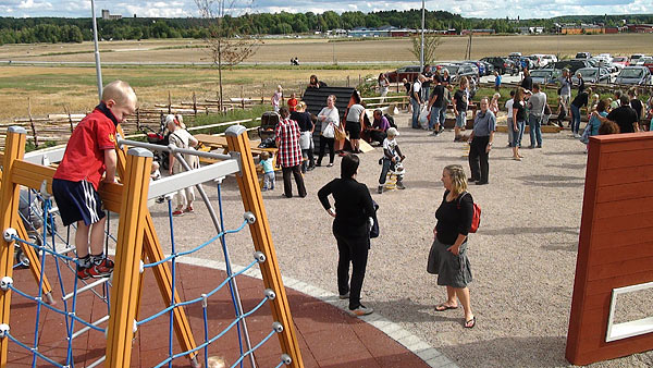 Lekande barn överallt | Foto: Attila Gal