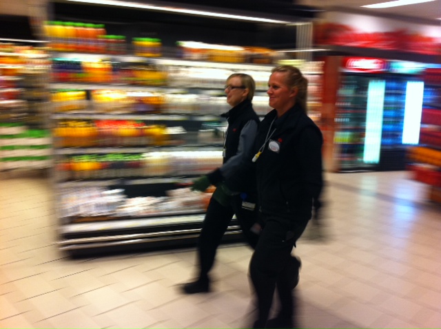 Josefine och Annica tar gärna några extra steg på jobbet | Foto: Attila Gal