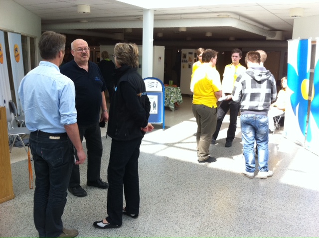 Tomas Alm (FP), Carina Lund (M) och på andra sidan Sverigedemokratisk Ungdom | Foto: Attila Gal