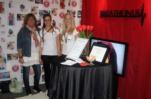 UF-företaget Breathe In, som ställde upp som Bästa tjänst, fick besök av Agneta Hägglund, kommunalråd och Per Andersson, Håbo Marknads AB | Foto: Per Andersson