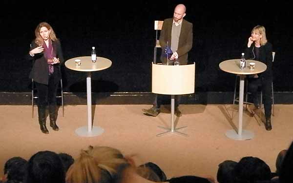 EU-parlamentarikerna Cecilia Wikström (FP) och Marita Ulvskog (S) och moderatorn Christian Dahlmann | Foto: Attila Gal