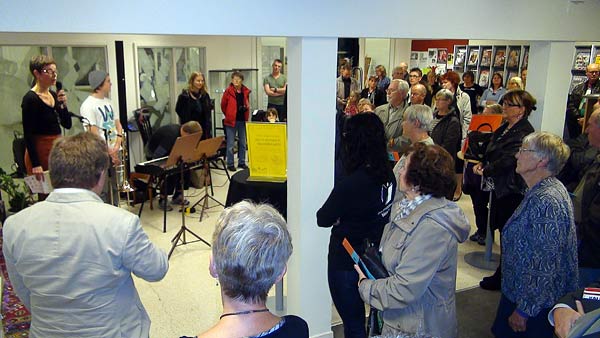 Bibliotekschef, Nina Halden Rönnlund, hälsade alla välkomna | Foto: Attila Gal