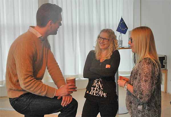 Emma Olsson och Moa Gardener Sabe i samtal med Christofer Fjellner (M) | Foto Allan Nieminen
