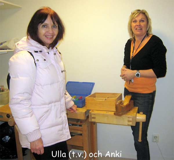 Ulla Carlsson överlämnar snickarbänken till Anki Holmgren | Foto: Bo Hansson
