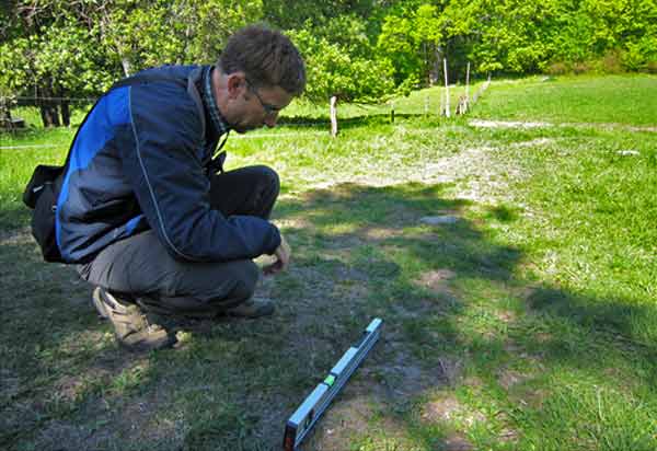 Hur mycket lutar det här? Går det att ta sig fram med rullstol? Magnus Mattisson kollar backen ner till ravinen i Kalmarnäs. Foto: Karolina Vessby