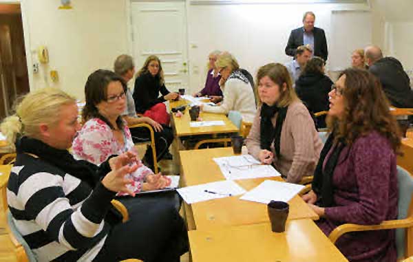 Engagerat samtal om turismutvecklingen i Håbo mellan personer från Skokloster Wärdshus och Skokloster slott.