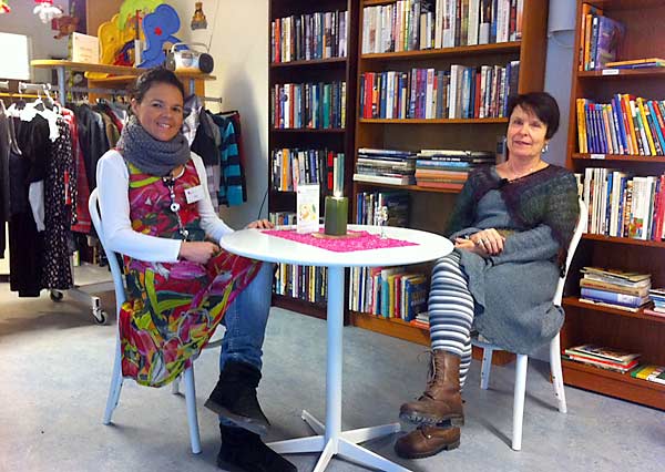Rita, som hjälper till i butiken vilar med Greta Baardsen i den nyligen ommöblerade lokalen | Foto: Attila Gal