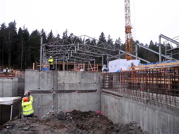 Armeringsjärn borras fram på en stor grå gjuten bassängvägg i betong | Foto: Håbo kommun