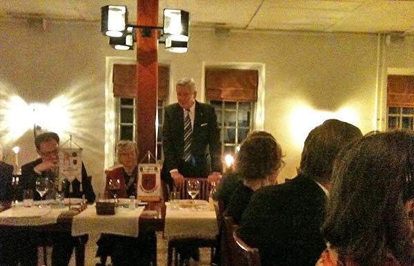 Past Distriktsguvenören Pelle Öhlund höll tal och till höger om honom sitter Gun-Britt Renefalk (InnerWheel) och Presidenten i Bålsta Jan-Olof Eklund |  Foto: Åsa Öman