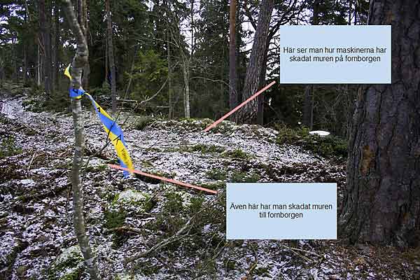 Inuti fornborgen med pilmarkeringar för några synliga skador på fornborgens murar. | Foto: Thommy Åkerberg 
