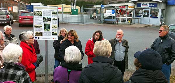 Nyfikna bålstabor med kommunalråd Agneta Hägglund i mitten | Foto: Jenny Lindberg