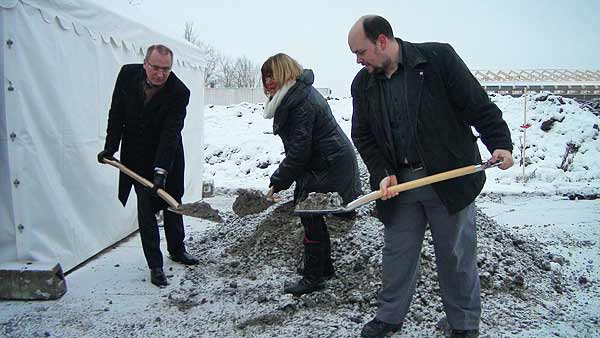 Första spadtaget med JSB AB`s vd Pether Fredholm, kommunalråd Agneta Hägglund (S) och HåboHus ordförandeFredrik Anderstedt (S) | Foto: Attila Gal