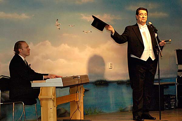 Samuel Skönberg vid piano och estradören Mattias Enn | Foto: Karl-Erik Andersson.