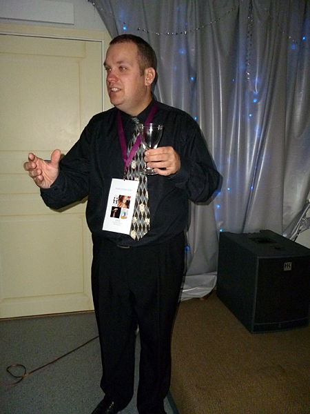 Tony Huovinen framförde vinnarlåten "Stad i ljus"av Tommy Körberg | Foto: Inger Wallin