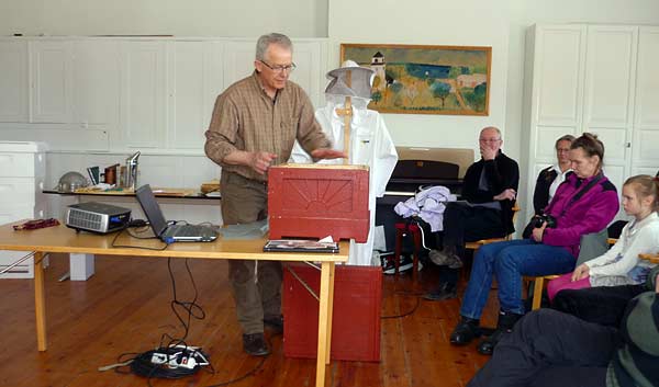 Christer Karlsson visar en bikupa | Foto: Håkan Nihlman