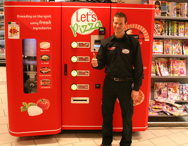 Fredrik Malmqvist butiksledare ICA Kvantum Bålsta med pizzamaskinen | Foto: Attila Gal
