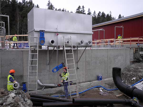 Mellan bassängerna håller staket, räcken, stegar och gånggaller på att monteras. Alla arbetarna sitter fast i säkerhetsselar eftersom det är djupt ner till bassängernas botten. | Foto: Håbo kommun