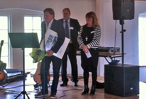 På bilden syns en av pristagarna, Lennart Kimby, tillsammans med Per Andersson (Håbo Marknads AB) och Agneta Hägglund (S), kommunalråd.: Foto: Attila Gal