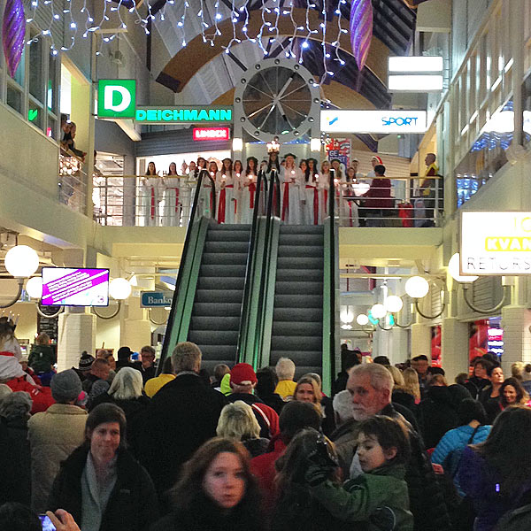 Lucia besökte Bålsta centrum | Foto: Attila Gal