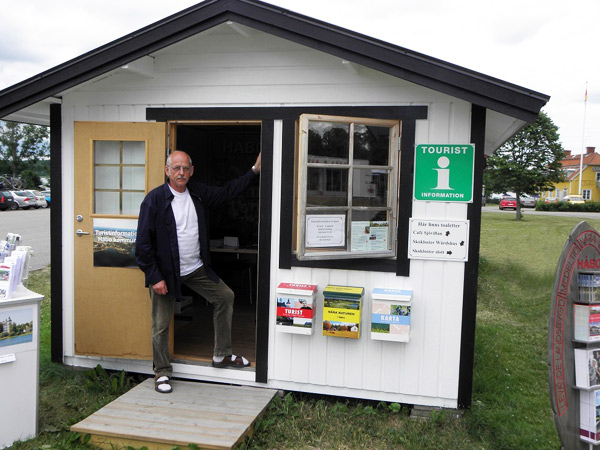 Tommy Hildorsson i turistbyråns dörr i Skokloster