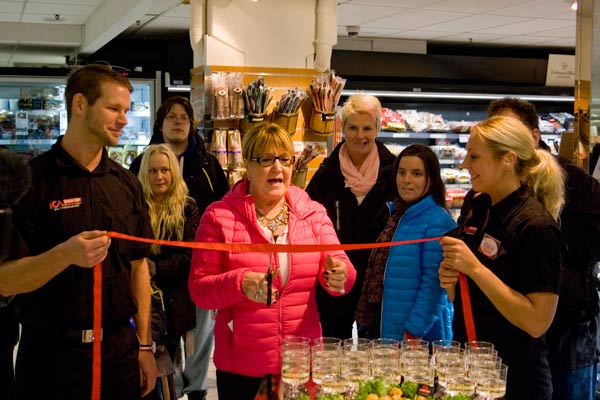 Invigning med butiksledare Fredrik Malmqvist och kommunalråd Agneta Hägglund (S) | Foto: Patrik Atterborn
