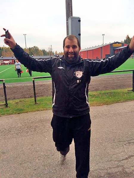 Tränaren Baris Yilmaz var glad efter matchen | Foto: Knarrbacken FC