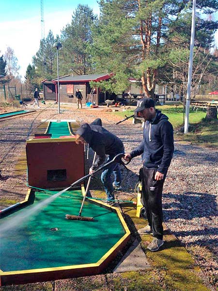 Knarrbacken FC iordningställer minigolfbanan inför sommaren | Foto: Knarrbacken FC