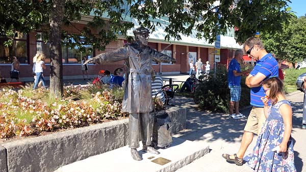 Stig Helmer statyn, kallad Jag kan flyga,  invigd i centrum | Foto: Rolf Adolfsson