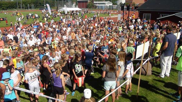 Även i år regnade godis över barn på Gröna Dalens IP | Foto: Attila Gal