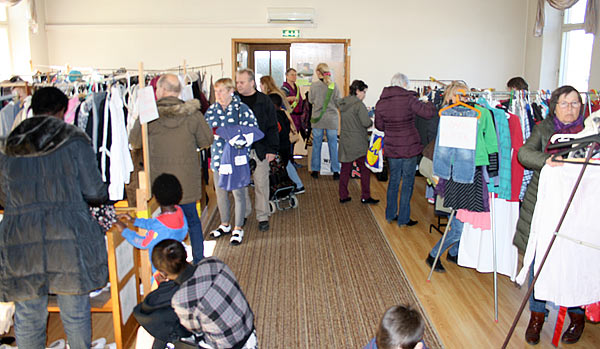 Straxt efter öppnandet var trängseln stor i gudstjänstlokalen | Foto: Håkan Nihlman