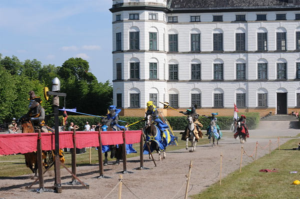 I sommar är det tredje året som Tornerspelen äger rum På Skoklosters slott. Tornersällskapet Nordic Knights visar bland annat beridna bågskyttar och missa inte det fantastiska tornerspelet i parken framför slottet. Foto: Nordic Knights