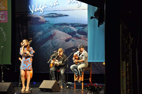Sara Varga ackompanjerad av Lars Hägglund & "Skatten" Jansson p åGitarr och Jerker Aderwall på Kontrabas