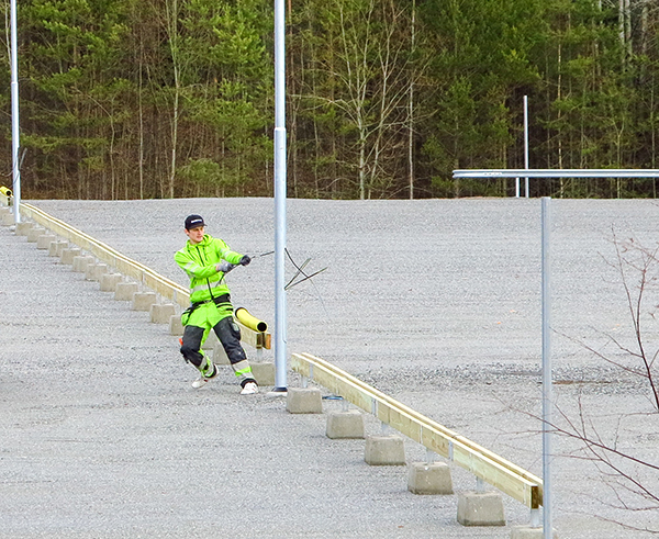 Här jobbas hårt med dragning av el till belysningen | Foto: Rolf Adolfsson